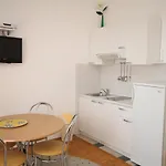 Apartman With A Parking Space - 6667 Makarska